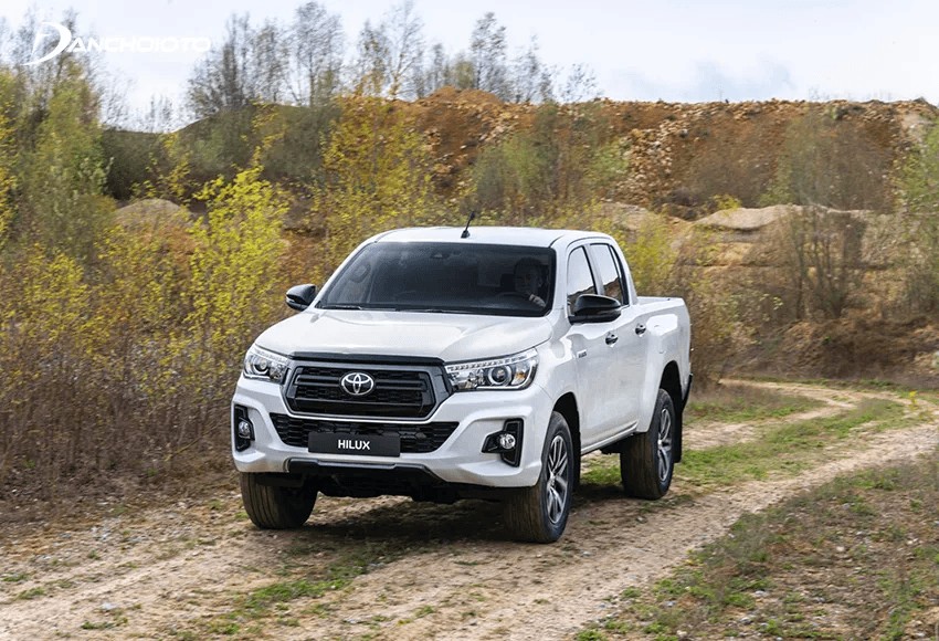 Đánh giá chi tiết ngoại thất xe Toyota Hilux 2019 cũ, lưới tản nhiệt hình lục giác