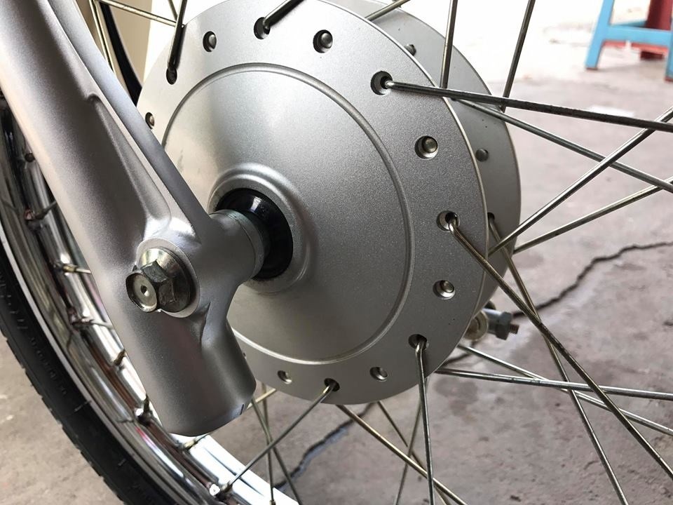 alt text: Bộ phận may ơ bánh trước của xe Honda Super Dream