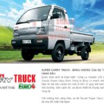 alt text: Hình ảnh xe tải 5 tạ Suzuki Carry Truck màu trắng đang di chuyển trên đường