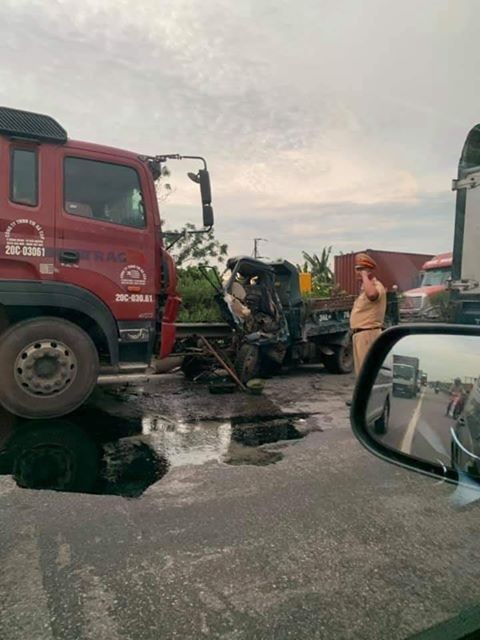 Vụ tai nạn giữa hai xe tải xảy ra vào sáng sớm nay trên QL5, đoạn qua Kim Thành, Hải Dương. (ảnh: Phạm Đạt)