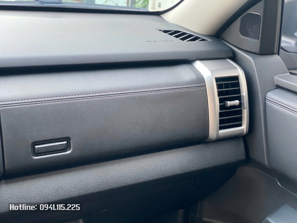 Bảng taplo trung tâm xe Mitsubishi Triton 2WD Premium 2024