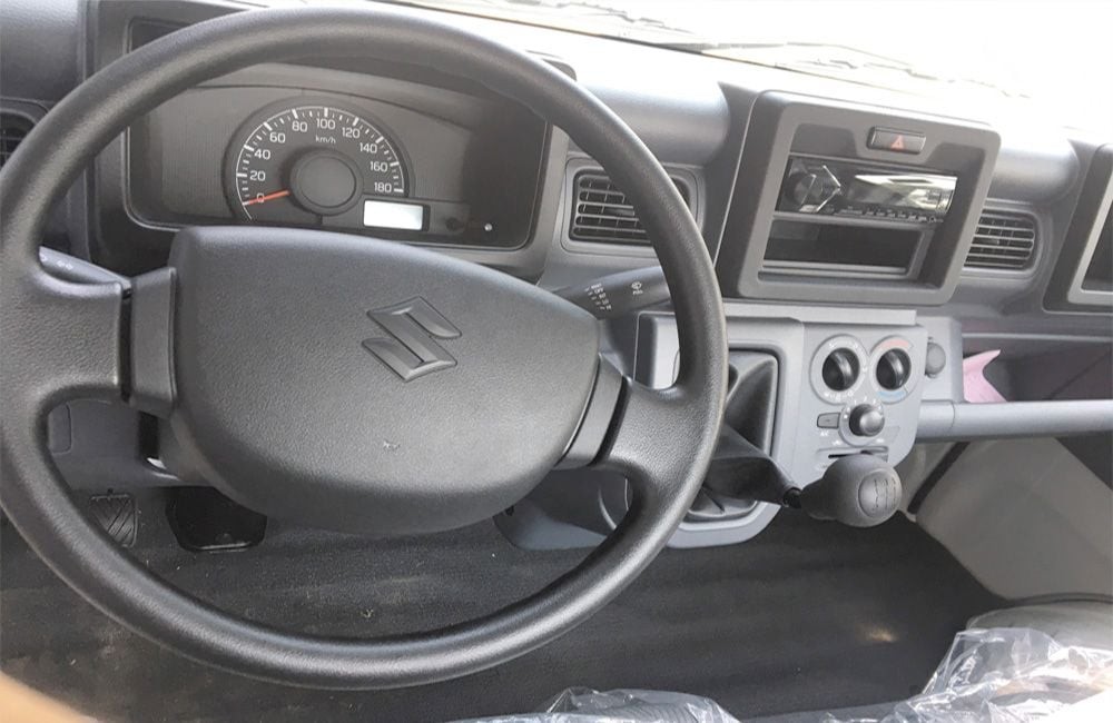 Tay lái trợ lực điện trên xe tải Suzuki Carry Pro cũ, mang lại trải nghiệm lái nhẹ nhàng
