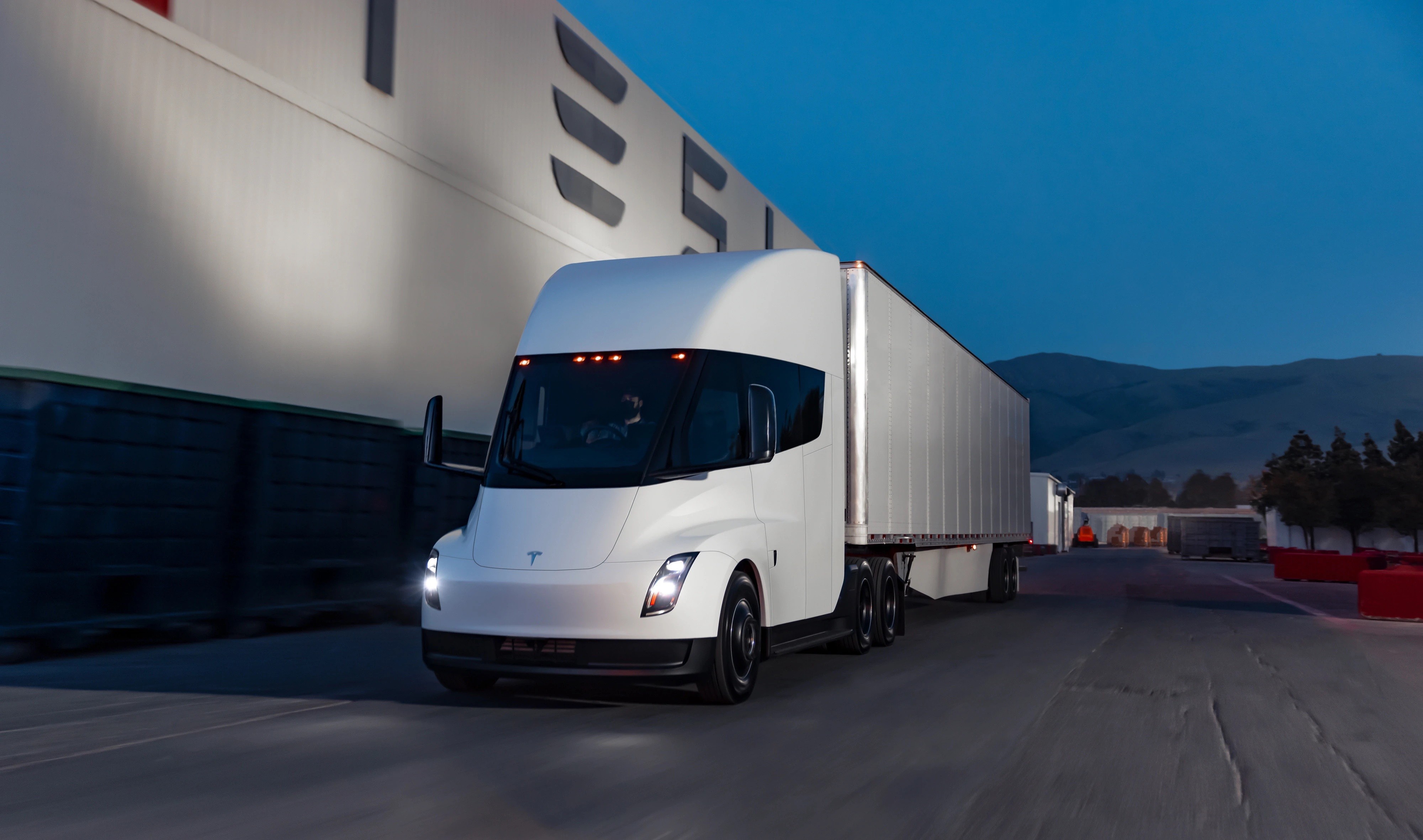 alt: Xe tải điện Tesla Semi đang được vận chuyển - xe tải của Tesla