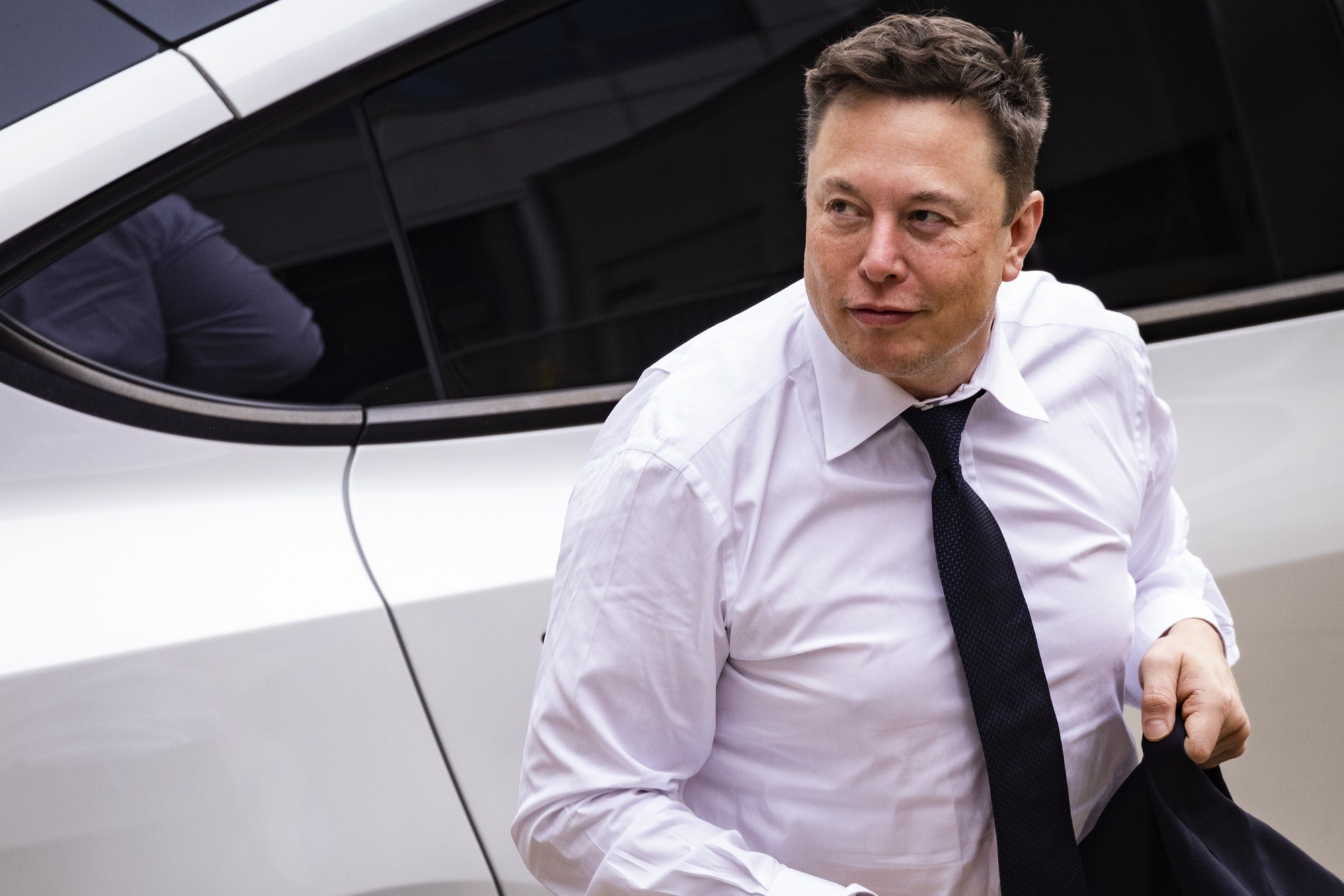 alt: Xe tải điện Tesla Semi màu đen trên đường - xe tải của Tesla