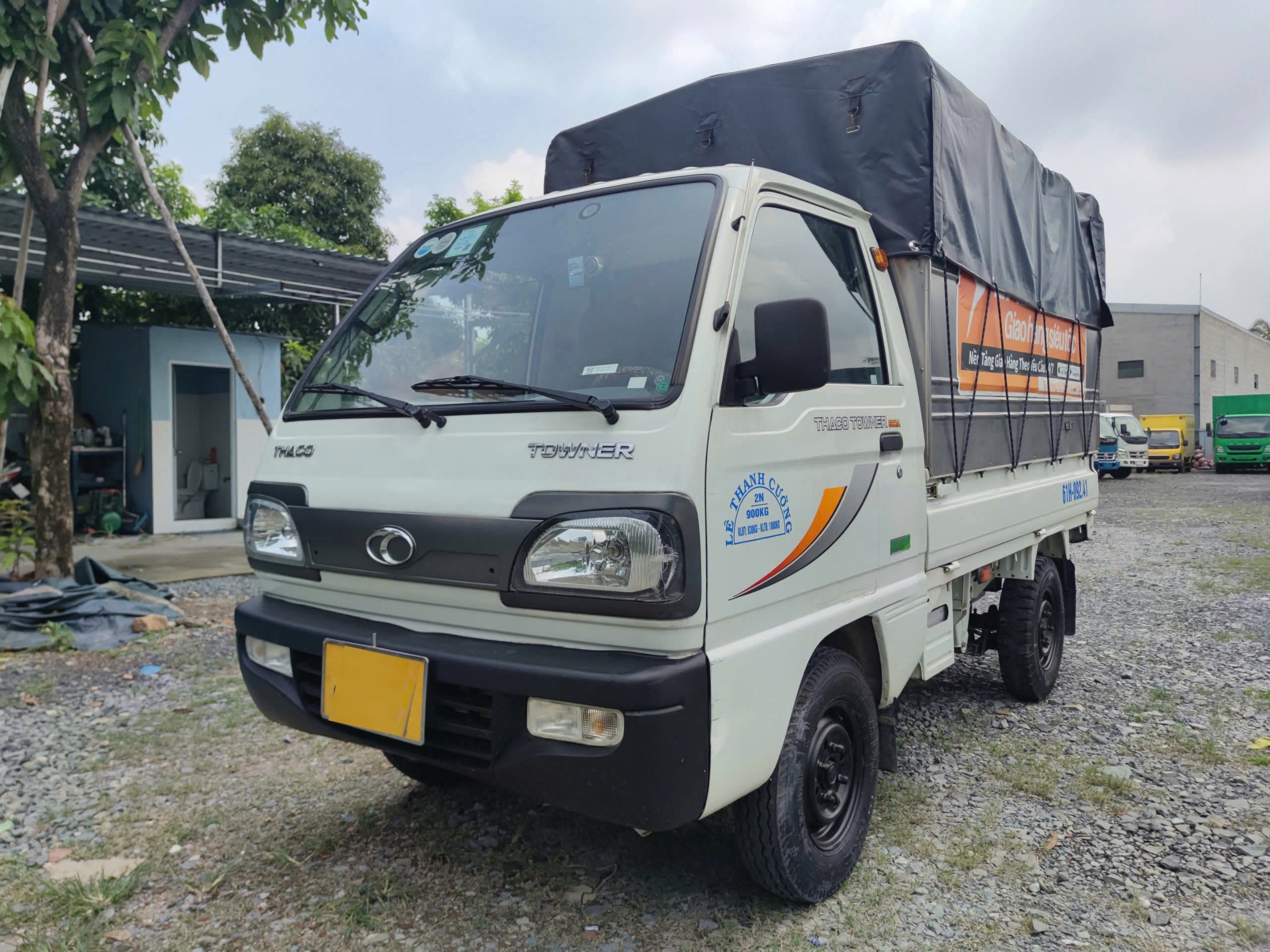 Xe tải Thaco Towner 900kg thùng bạt cũ giá 150 triệu, thích hợp cho các hộ kinh doanh nhỏ lẻ, chở hàng tạp hóa.
