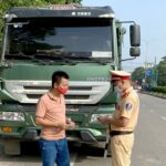 Cảnh sát giao thông Thái Nguyên kiểm tra xe tải trên tuyến đường nhằm đảm bảo trật tự vận tải hàng hóa. Hoạt động này góp phần làm cho tuyến đường xe tải Thái Nguyên đi Hòa Bình và các tuyến khác được an toàn, thông suốt.