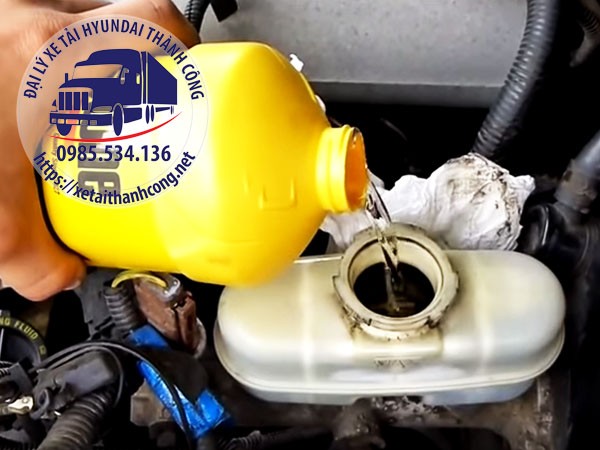 Sostituzione dell'olio dei freni del camion Hyundai