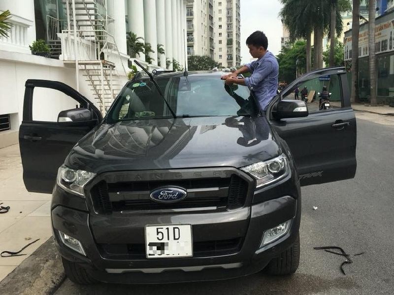 Serviço profissional de substituição de para-brisas de automóveis no local
