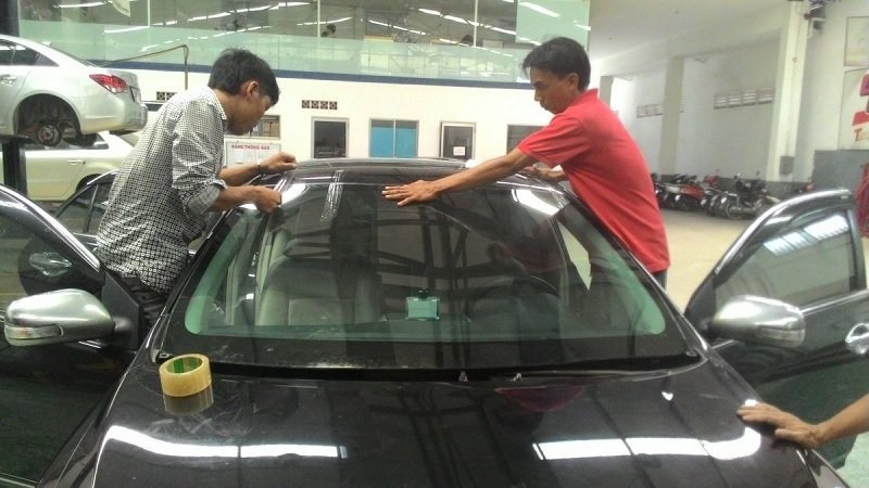 Serviço de substituição de para-brisas de automóveis no local