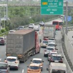 Lái xe tải lớn an toàn bên cạnh các xe khác