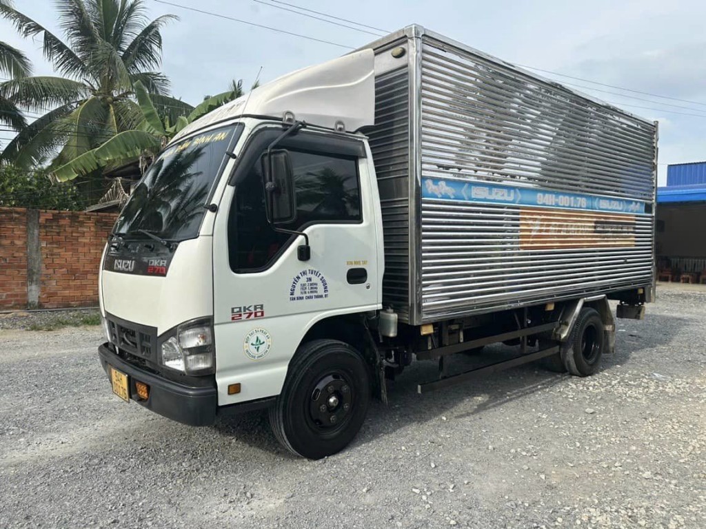 Compra de camião Isuzu QKR270 de 2021 com 2.4 toneladas