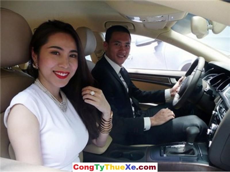 alt text: Hình ảnh tài xế xe tải đang lái xe