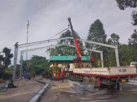 Crane truck used in factory construction