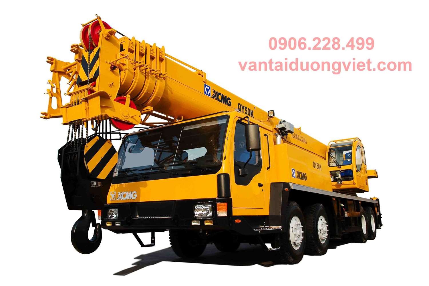 Xe cẩu thùng đang hoạt động
