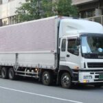 alt text: Xe tải 30 tấn vận chuyển được lượng hàng hóa lớn