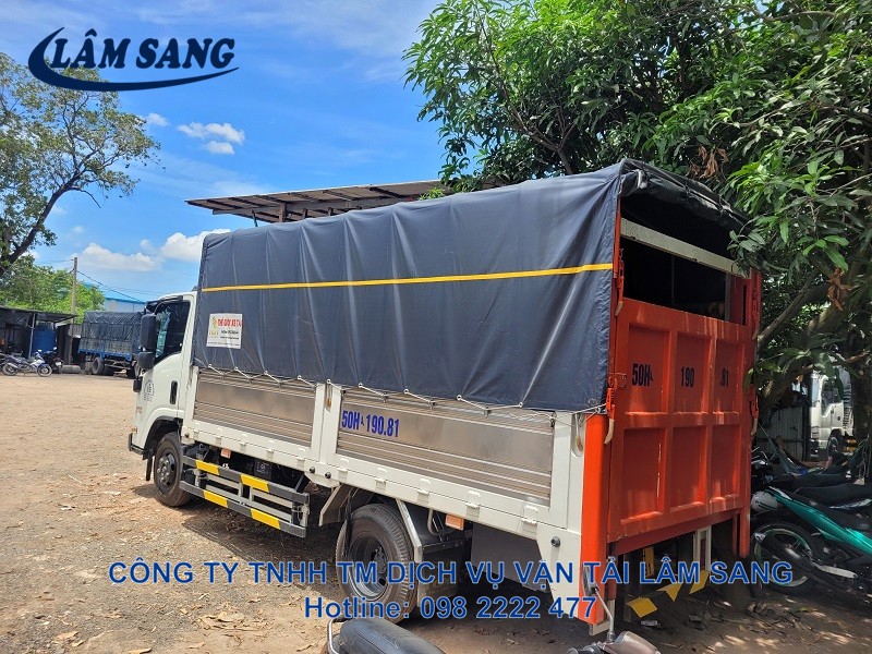 Vận chuyển hàng hóa bằng xe tải nâng