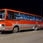 Hiện trường vụ tai nạn giao thông nghiêm trọng trên tỉnh lộ 866B, Tiền Giang, cho thấy xe máy bị hư hỏng nặng và xe khách liên quan