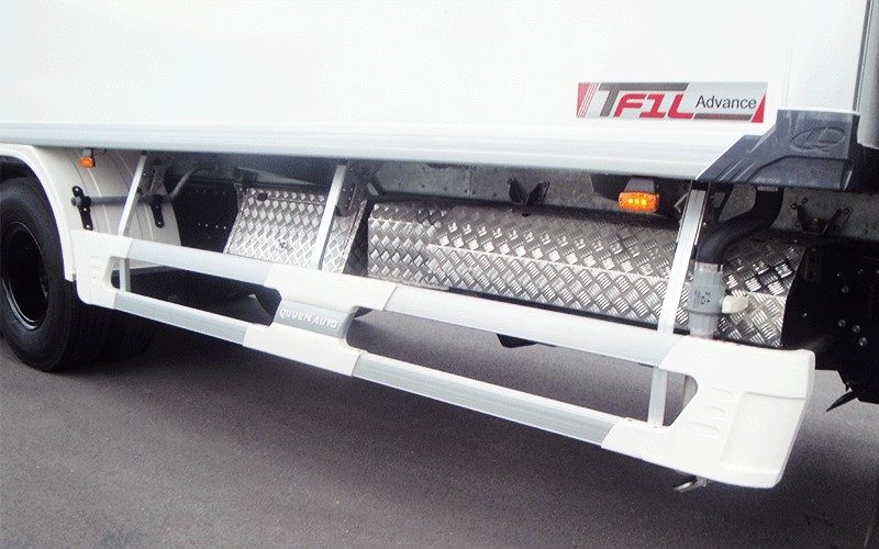 Thùng đồ nghề xe tải inox được lắp đặt bên hông xe tải, giúp tối ưu không gian và bảo quản dụng cụ hiệu quả.