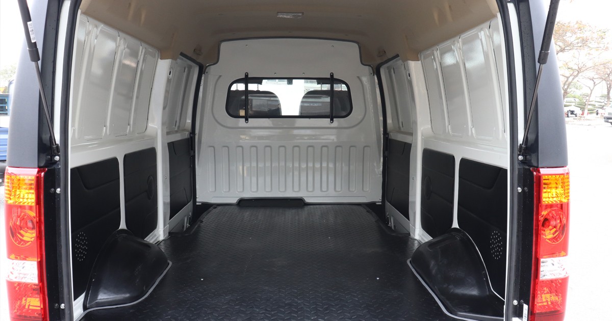 Cargo area of the 2-seater TMT C35 truck