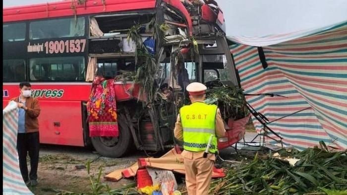 Hiện trường vụ tai nạn xe khách đâm vào đuôi xe tải trên đường Hồ Chí Minh, Nghệ An khiến phụ xe tử vong
