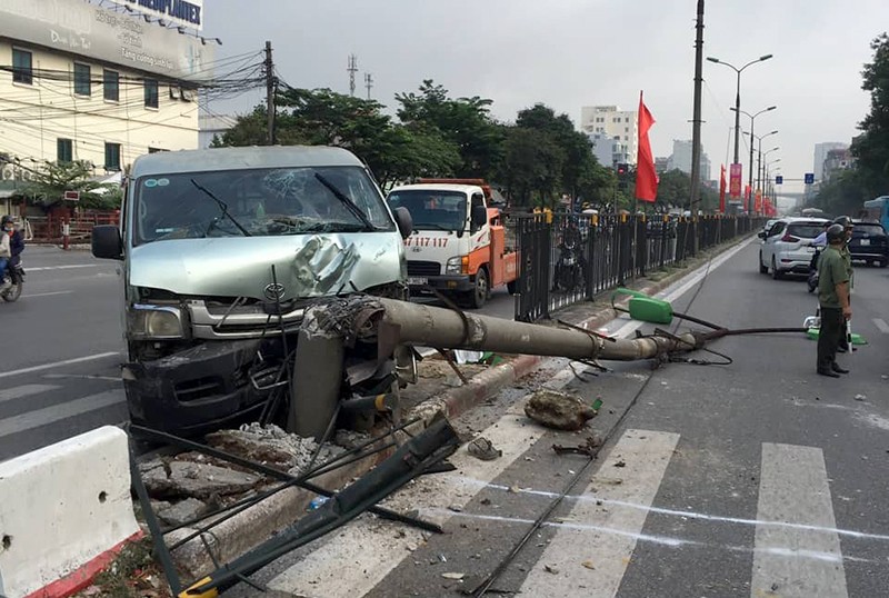 Hiện trường vụ xe ô tô 16 chỗ đâm gãy cột điện chiếu sáng trên đường Giải Phóng, gây ùn tắc giao thông nghiêm trọng vào giờ cao điểm sáng 18/08/2022