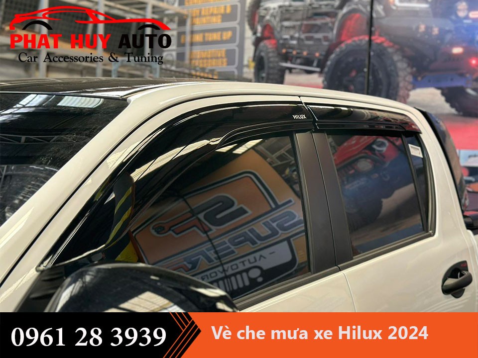 Deflectores de lluvia instalados en las ventanas de una Toyota Hilux