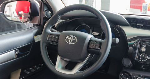 Análisis del volante de la Toyota Hilux 2017: Volante de 3 radios con múltiples botones de control c25