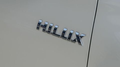 Análisis de la Toyota Hilux 2017: Logotipo del coche en el lateral juvenil t10