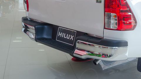 Análisis de la Toyota Hilux 2017: Parachoques trasero y escalón simétricos 14