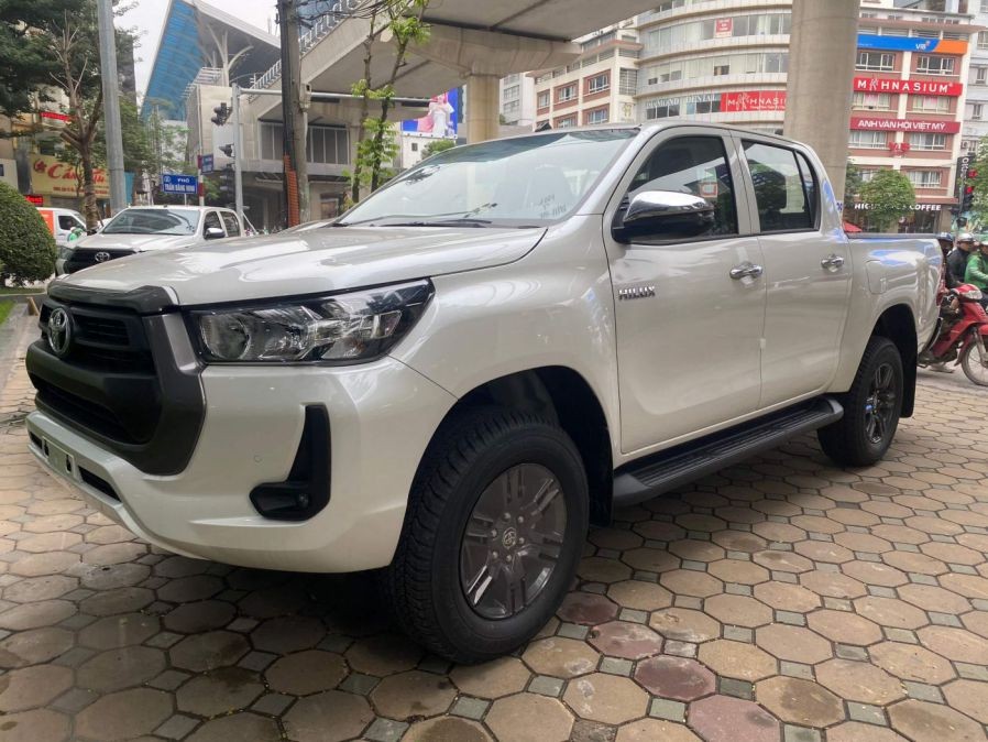 Toyota Hilux 1 Cầu: Đánh Giá Chi Tiết Ngoại Thất Mạnh Mẽ và Lôi Cuốn