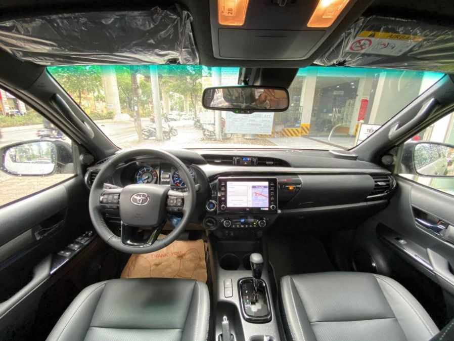Bảng táp lô và màn hình trung tâm hiện đại của Toyota Hilux, thể hiện sự tiện nghi và dễ sử dụng