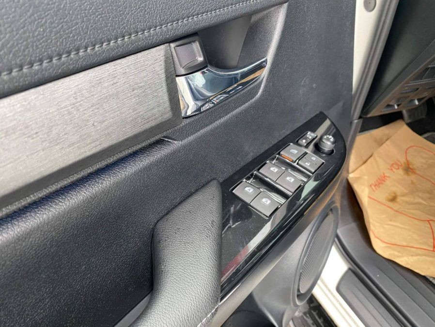 トヨタ ハイラックスの便利なワンタッチウィンドウ。小さなユーティリティだが便利