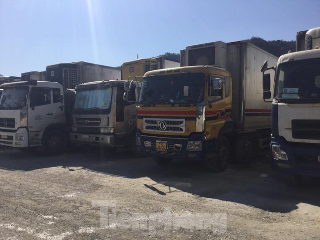 Ùn tắc tại bãi xe Bảo Nguyên, cửa khẩu Tân Thanh