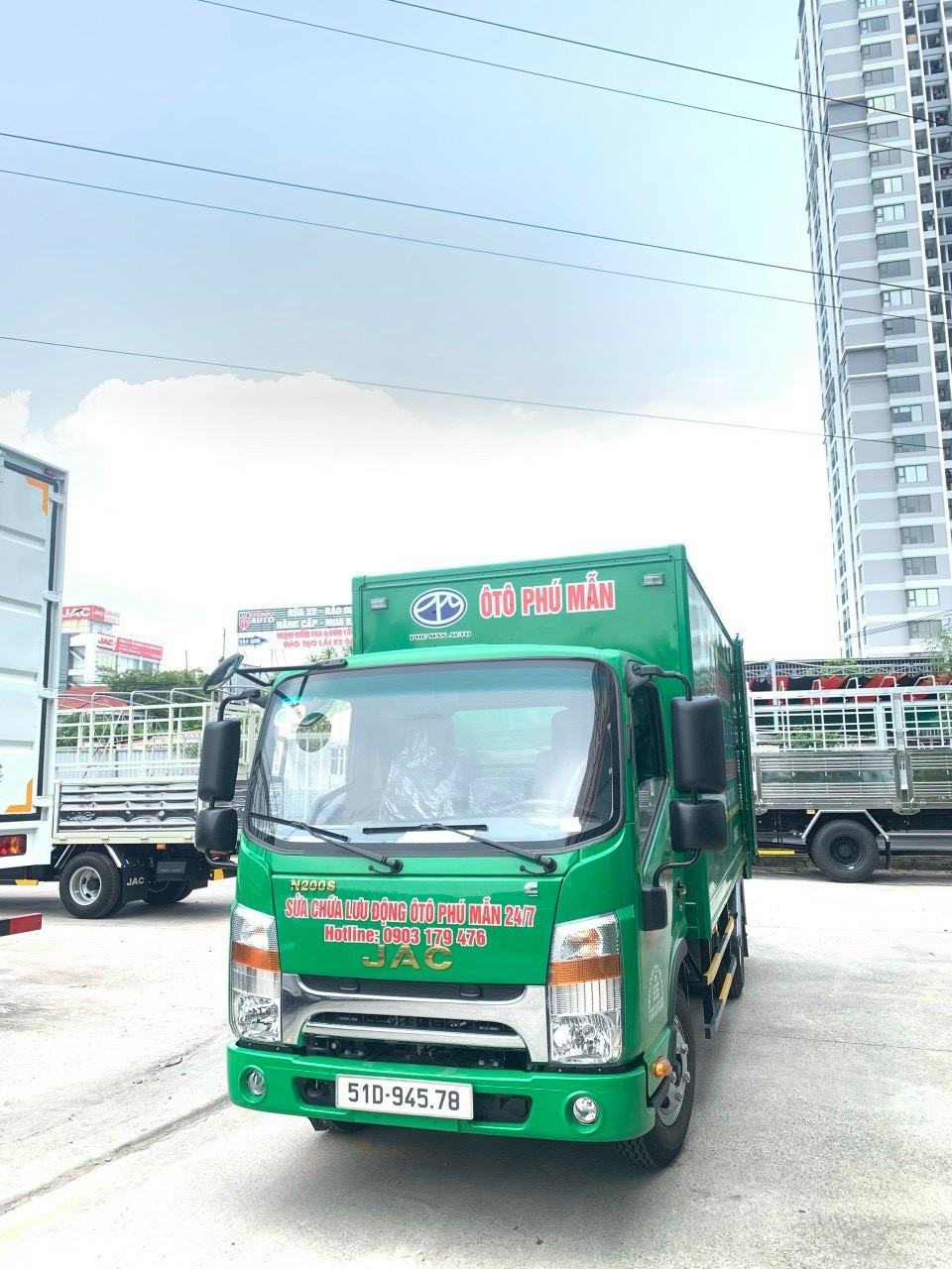 Đội ngũ kỹ thuật viên sửa chữa xe tải lưu động