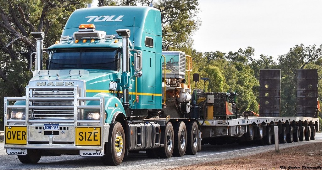 Tracteur routier Tri Drive Mack Titan tuné pour la puissance
