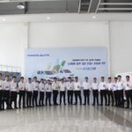 alt text: Khách hàng tham quan xe tải Thaco trưng bày