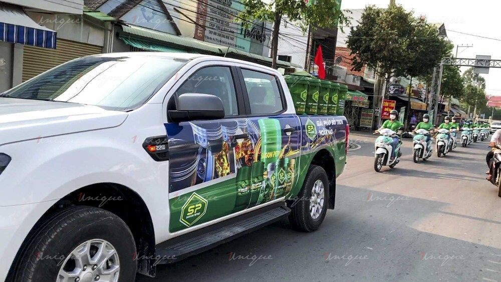 Roadshow xe bán tải sử dụng vật phẩm độc đáo càng gây ấn tượng với người đi đường. ảnh: Internet