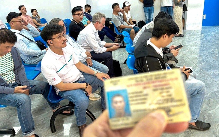 Ảnh minh họa tình trạng thiếu phôi bằng lái xe trên toàn quốc.