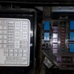 Bảng cầu chì xe tải Isuzu thường được chia thành nhiều ngăn với các cầu chì màu sắc khác nhau, mỗi màu tương ứng với một dòng điện định mức.