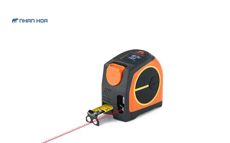 Chuẩn bị thước cuộn, thước đo laser và thang để đo chiều cao xe tải