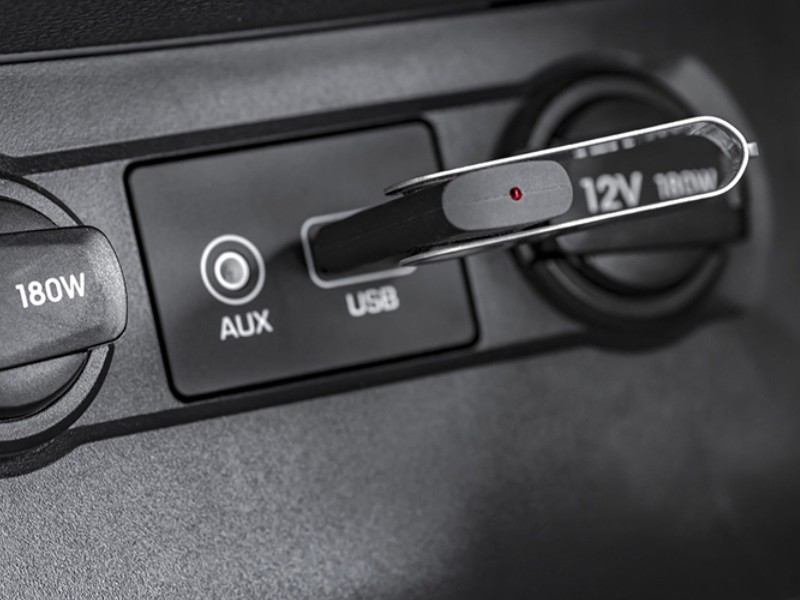 USB nghe nhạc trên ô tô với thiết kế nhỏ gọn