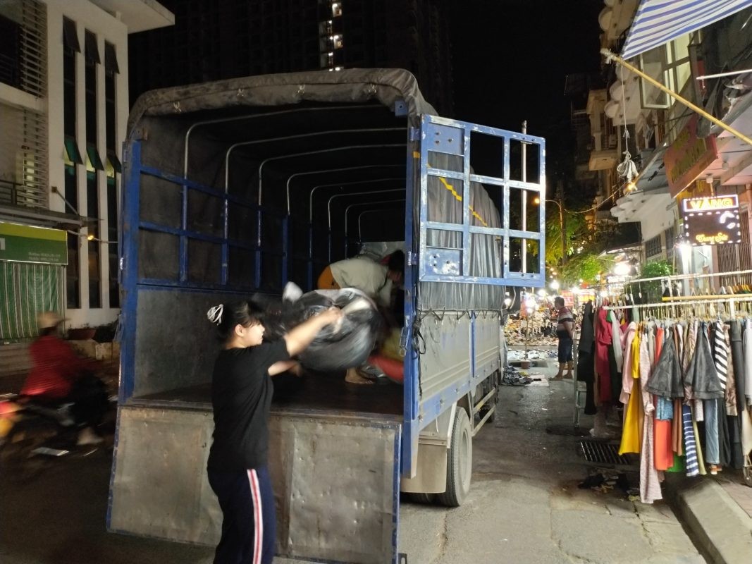 3.5T ट्रक का उपयोग फुंग टाउन में माल ढुलाई के लिए 24 घंटे किया जाता है