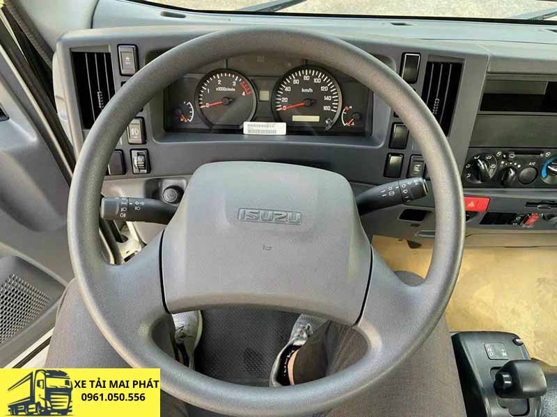 Vô lăng xe tải Isuzu NMR 200 với thiết kế đơn giản, dễ sử dụng và tích hợp đầy đủ các chức năng cơ bản.