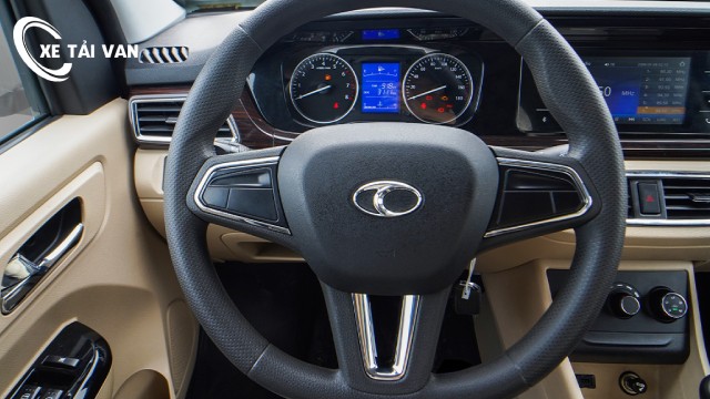 Stuur in het interieur van de Thaco Frontier 2S bestelwagen