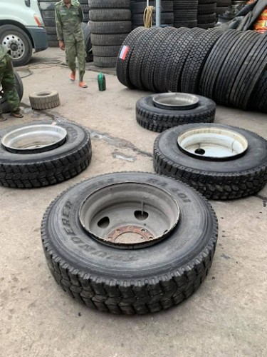 Kiểm tra lốp xe tải cũ