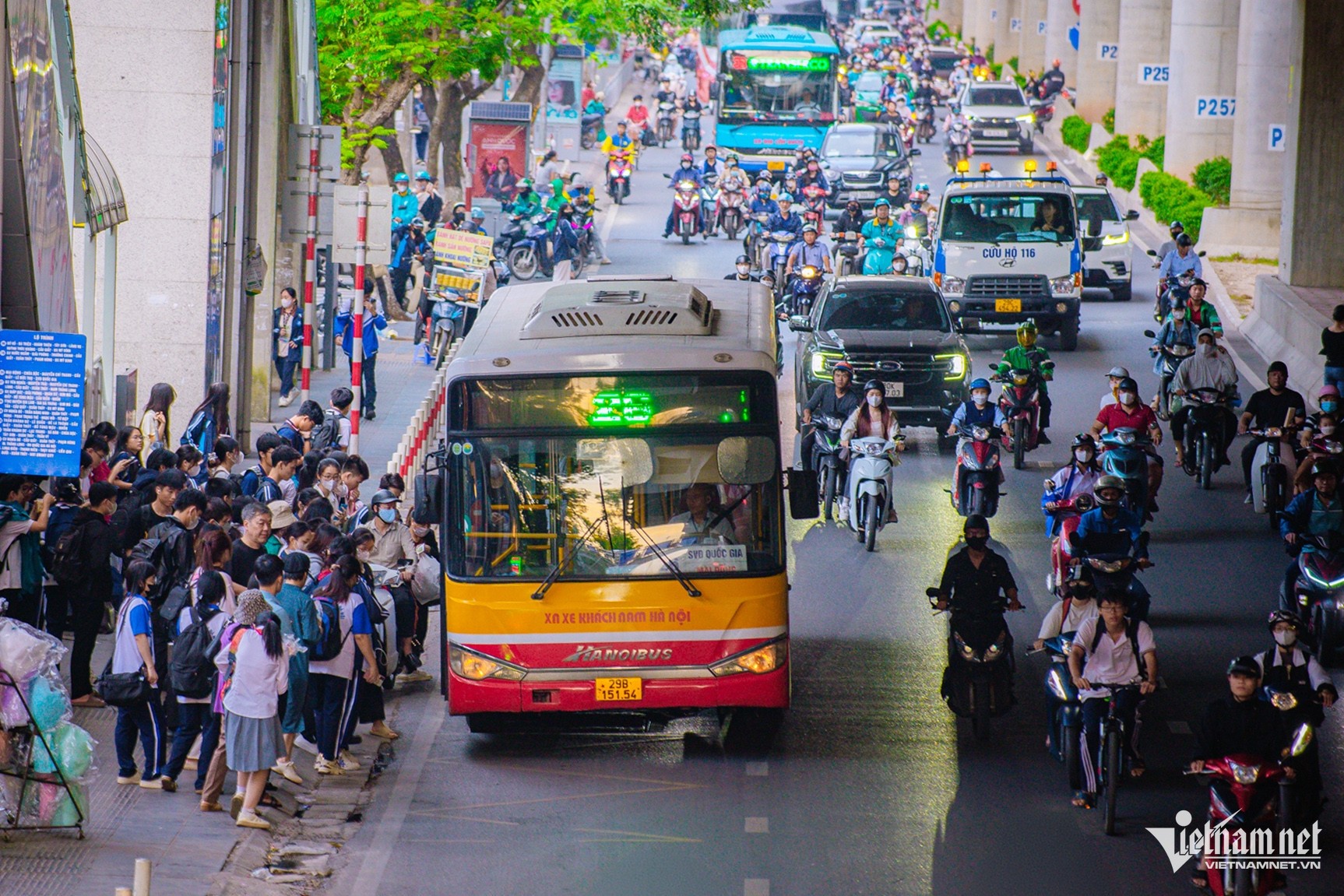 Autocarro ainda cheio de passageiros em Nhổn, mostrando um sistema de transporte diversificado para atender às necessidades de viagens e transporte.