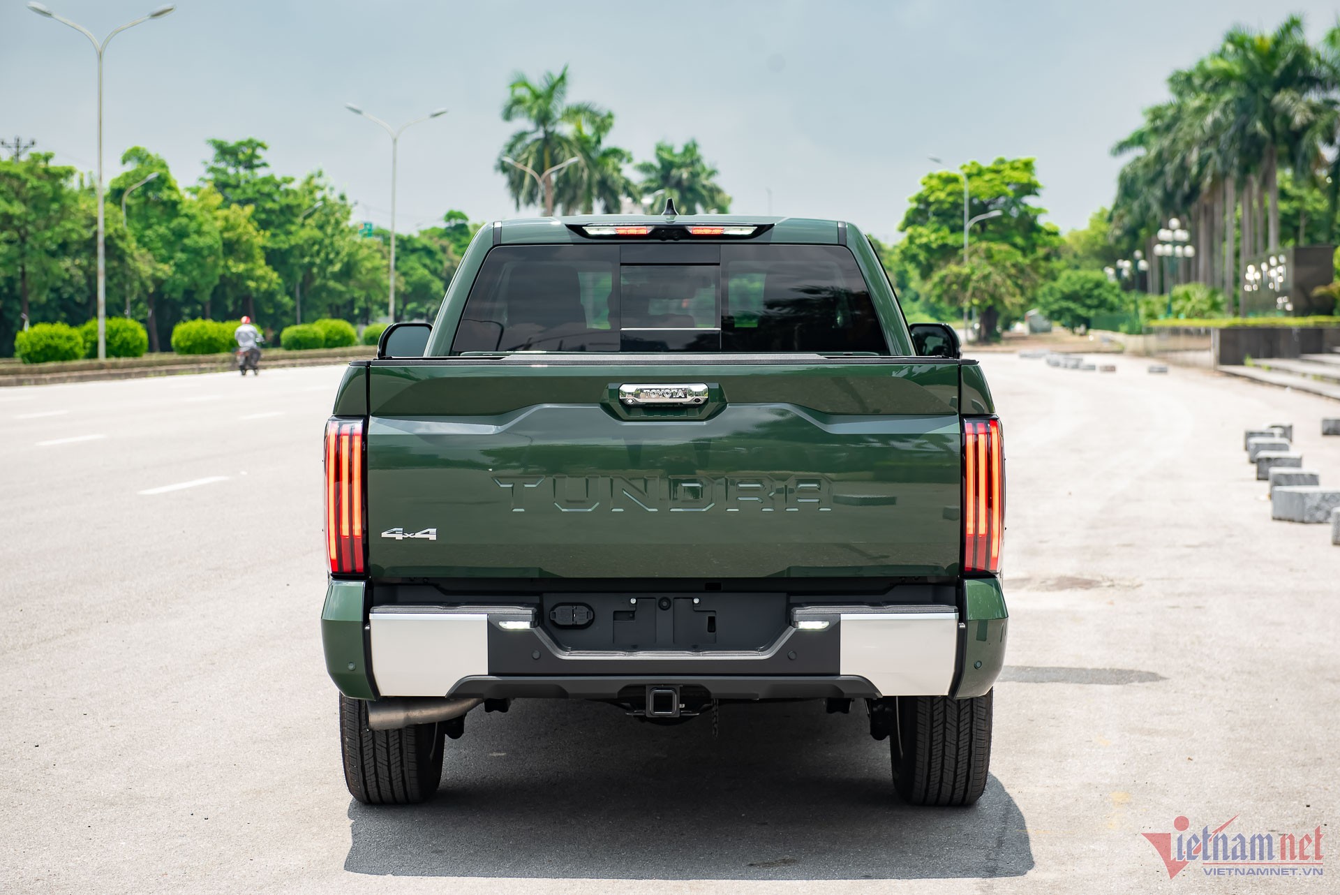 Dettaglio del frontale del Toyota Tundra Limited 2022 con la griglia e i fari a LED