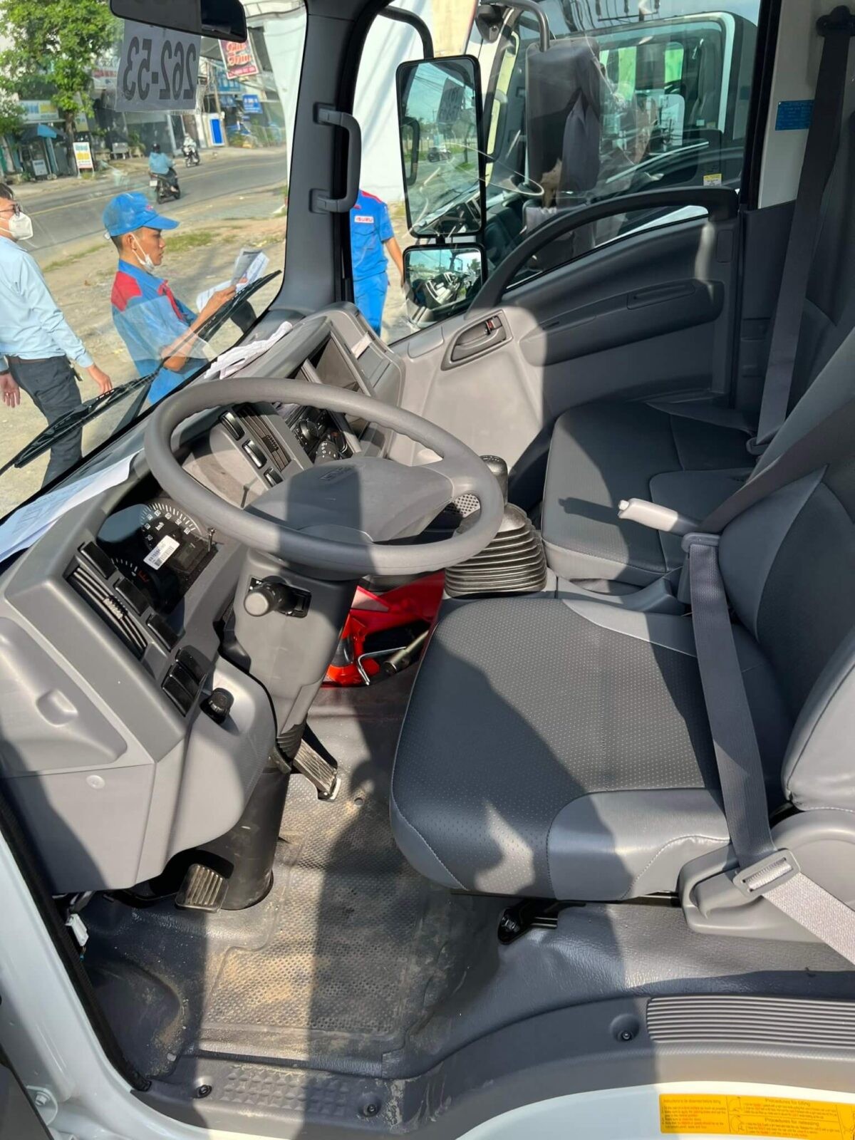 Innenraum des Isuzu QKR 270 mit Armaturenbrett und Sitzen