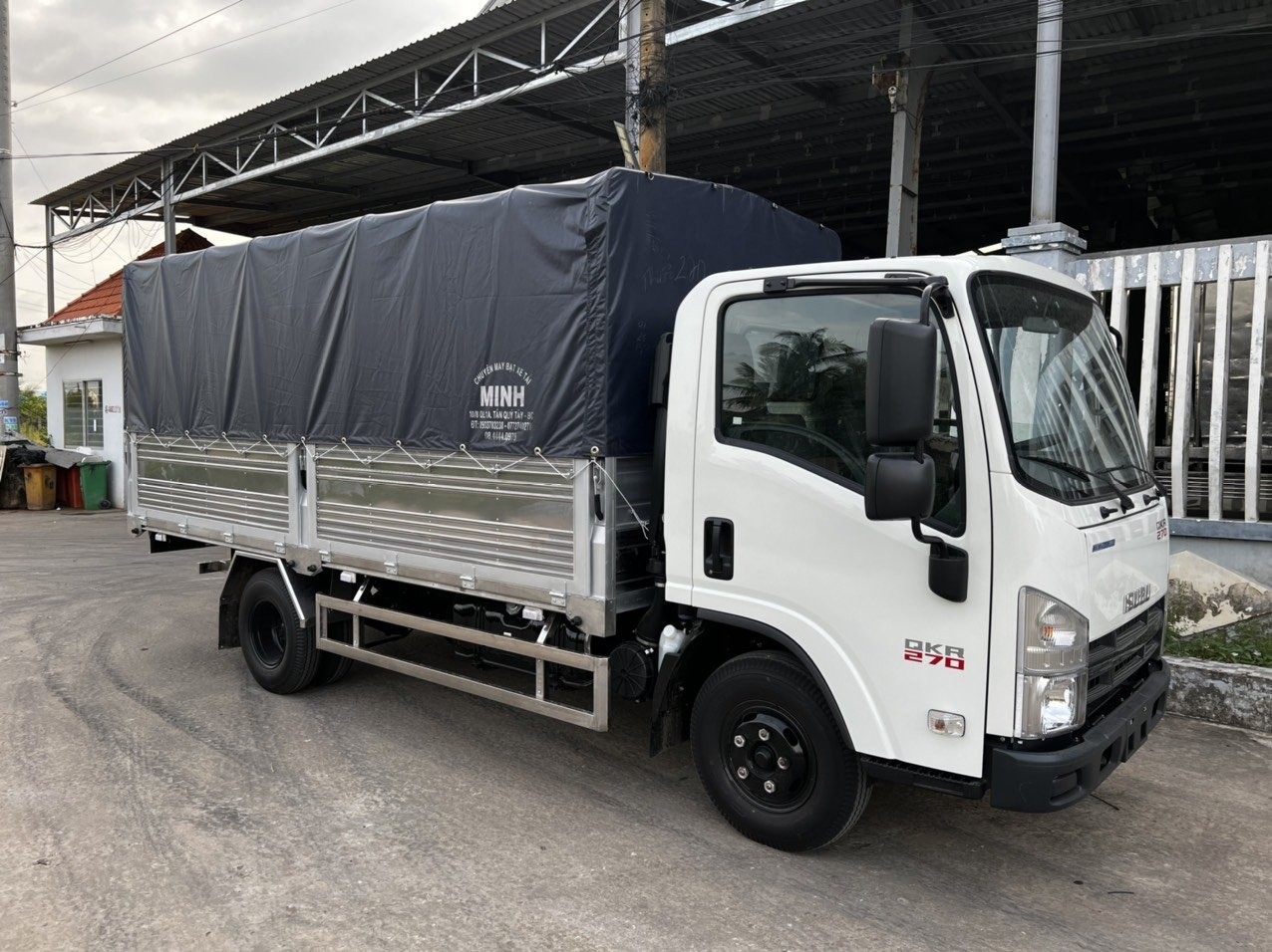 Ngoại thất ấn tượng của dòng xe tải Isuzu QKR270 đầu vuông