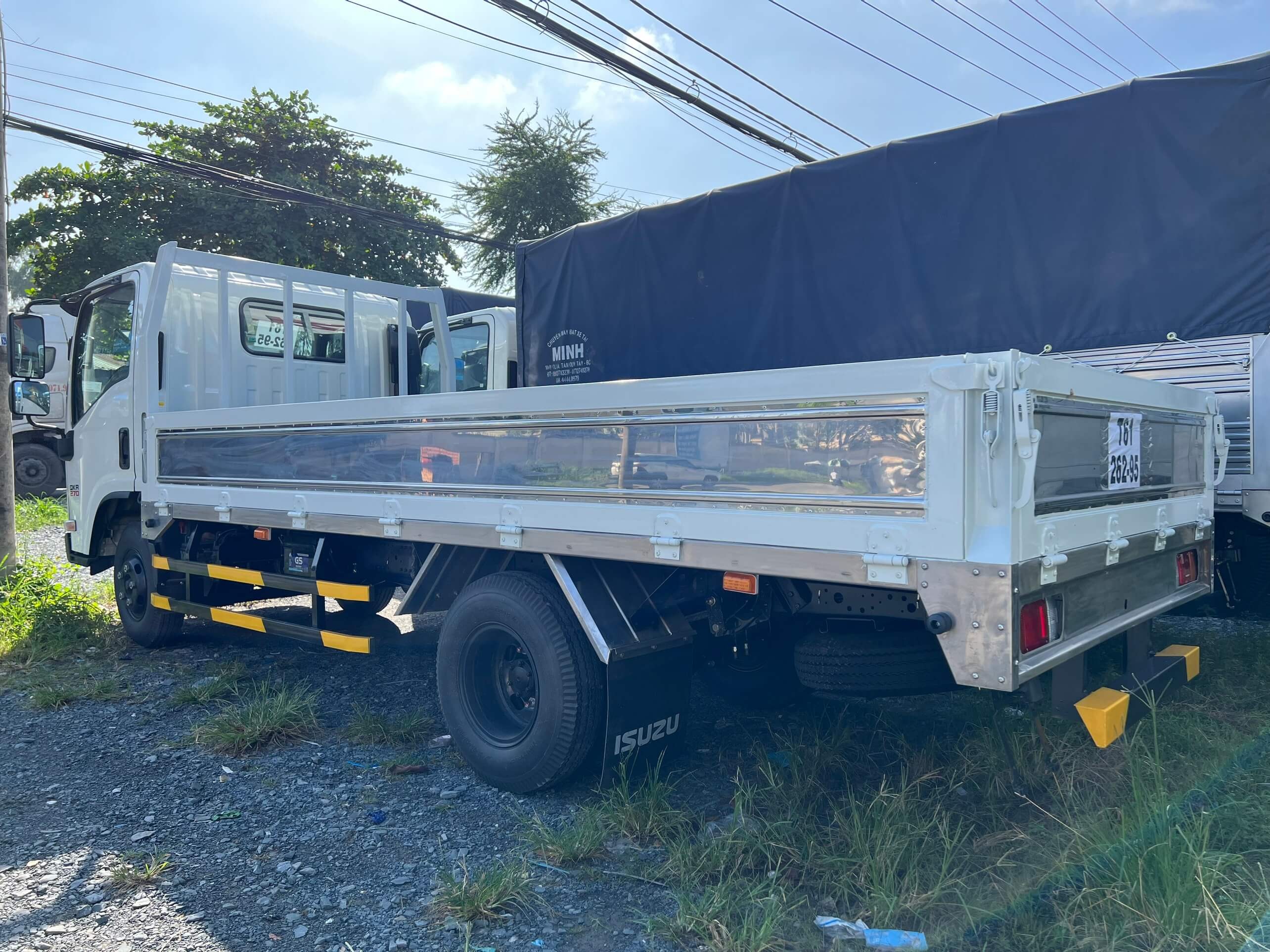 Nội thất cabin xe tải Isuzu QKR 270 rộng rãi và tiện nghi